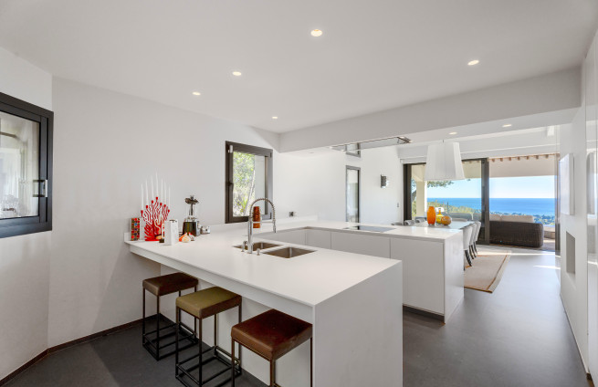 luxe inbouwkeuken met voorraadkast