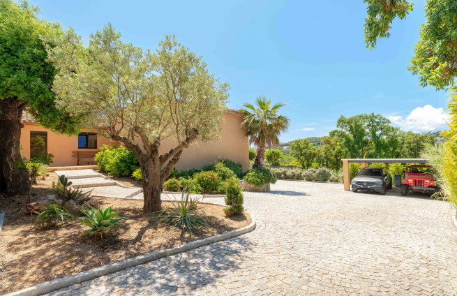 allee-pavee-carport-stationnement-villa-var