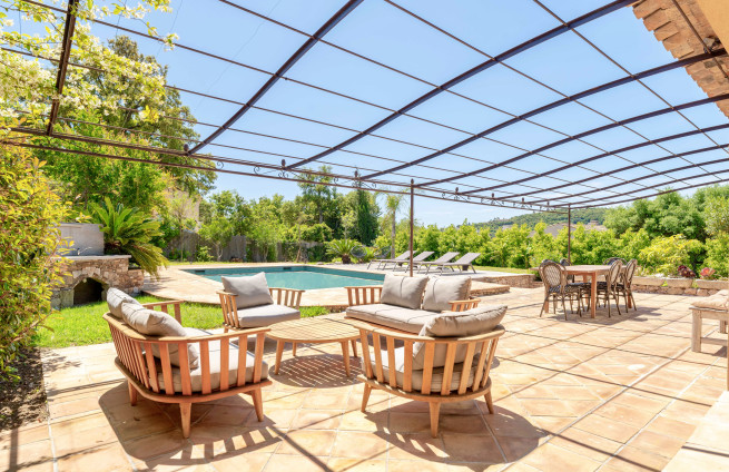 Schaduwrijk terras met pergola