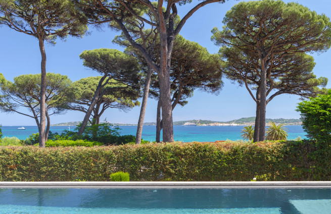 piscine-debordement-vue-Golfe-Saint-Tropez-villa-Grimaud