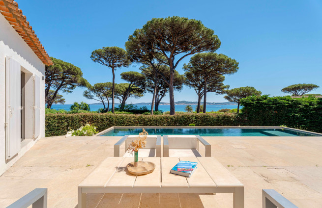 Panoramisch uitzicht op de Golf van Saint-Tropez vanuit de villa.