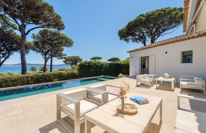 Bain-de-soleil-piscine-villa-luxe-Grimaud