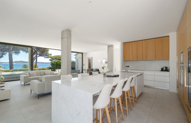 Keuken van Carrara-marmer met kookeiland in een moderne villa