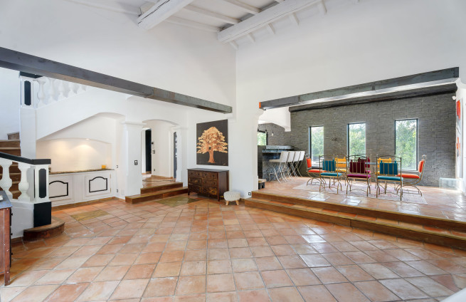 Woonkamer met erker en open haard - Villa Gassin