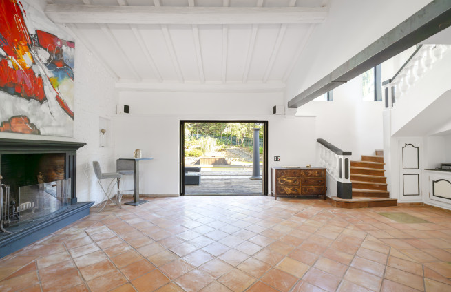 salon-contemporain-baies-vitrees-villa-gassin