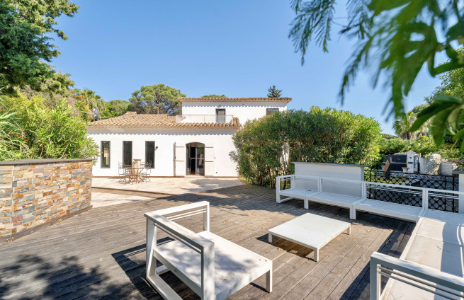 zonnig terras, buitenkeuken, uitzicht op de tuin