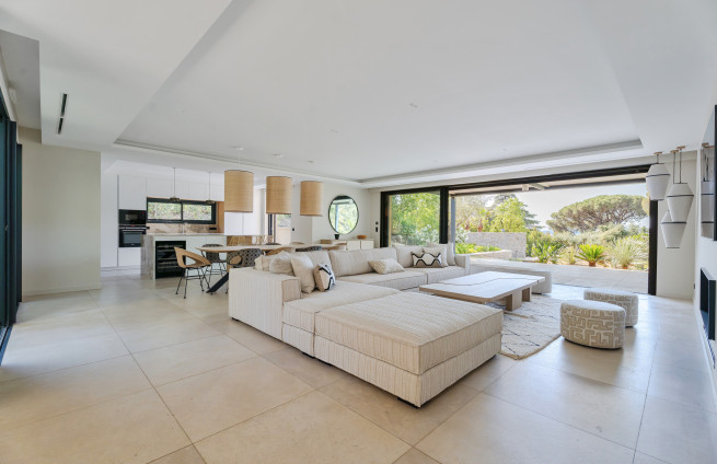 Designvilla met royale woonruimtes en uitzicht op zee.