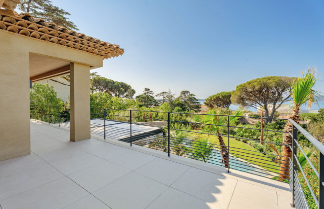 Zonnig terras met uitzicht op zee in Sainte-Maxime.