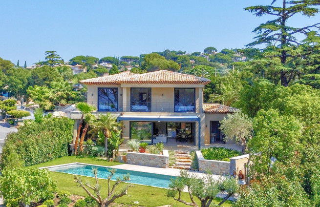 Elegant property between sea and city