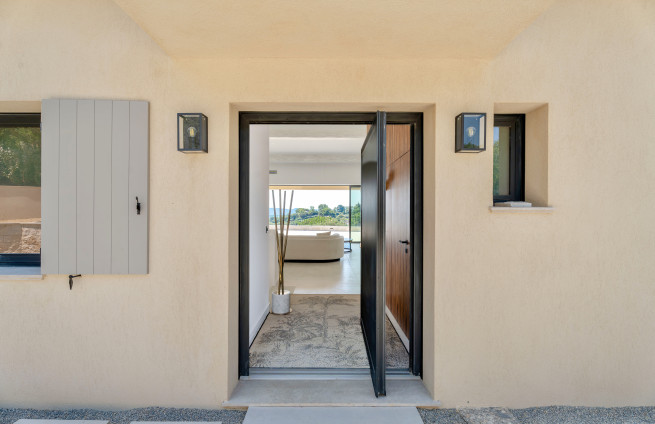 entrance hall/cloakroom