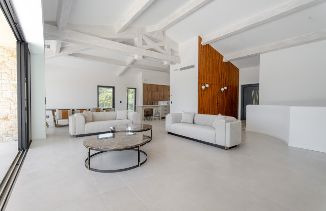 Lichte woonkamer in een luxe villa in Grimaud, met toegang tot een terras.