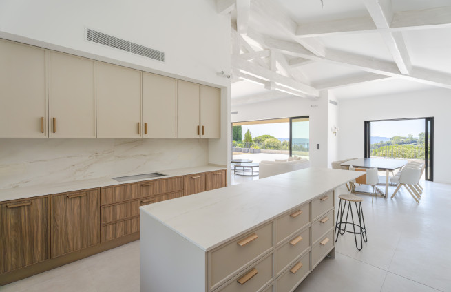 American-style, fully equipped kitchen