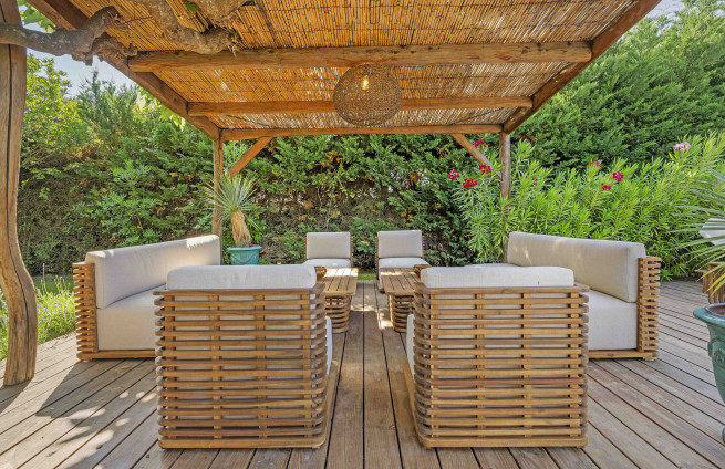 espace-detente-piscine-jardin