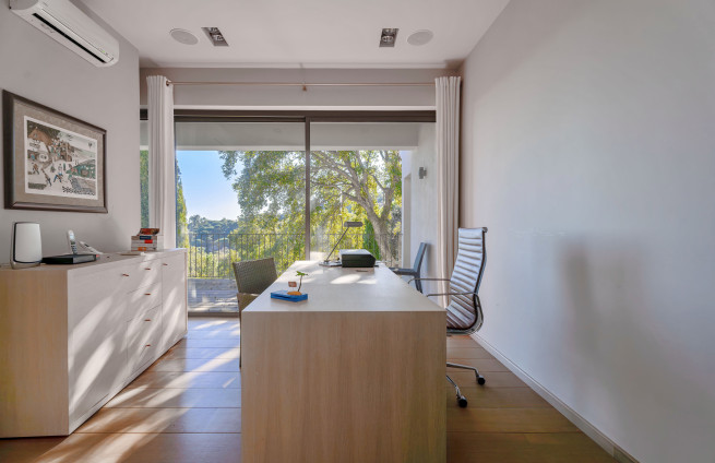 independent office-villa-gigaro-natural-light-workspaces