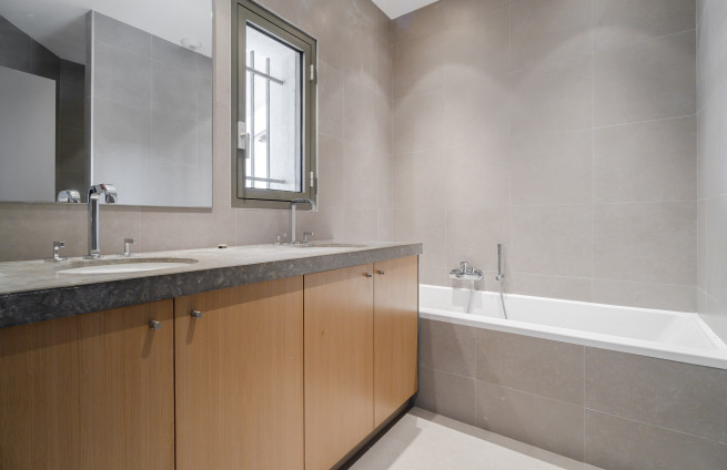 Luxe badkamer met Gigaro-badkuip.