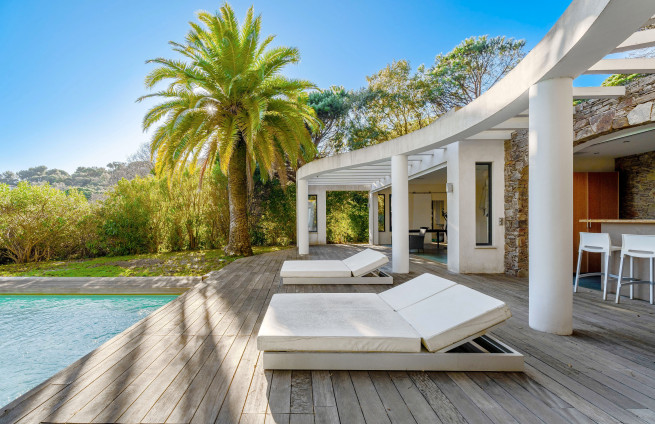 Contemporary 6-bedroom house with sauna and jacuzzi on the French Riviera