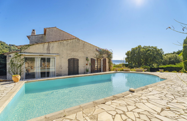 5-bedroom villa with pool