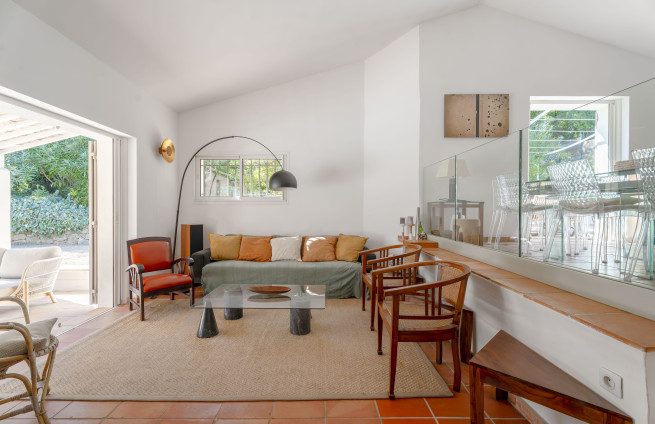 sejour-lumineux-vue-jardin-villa-cote-azur