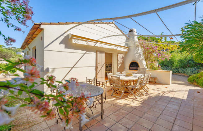 terrace-barbecue-evening-summer-villa-provence
