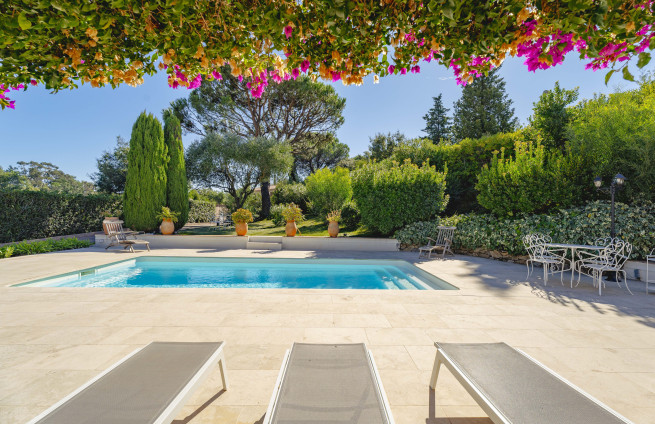 private-pool-sun-chairs-villa-family-holiday
