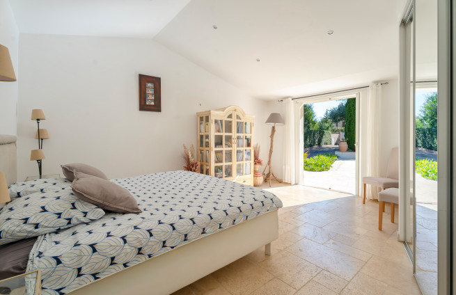 Luxury villa suite master bedroom