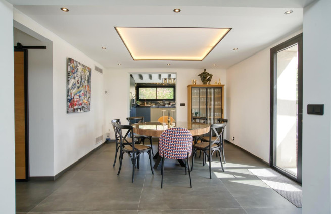 salle-a-manger-conviviale-ouverte-cuisine