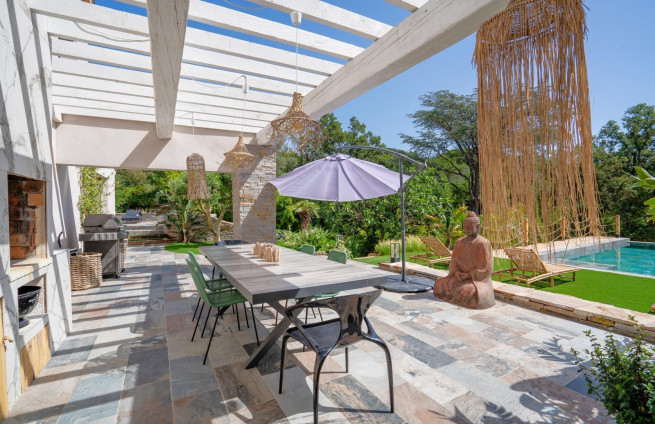 cuisine-ete-barbecue-terrasse-ombragée-grimaud