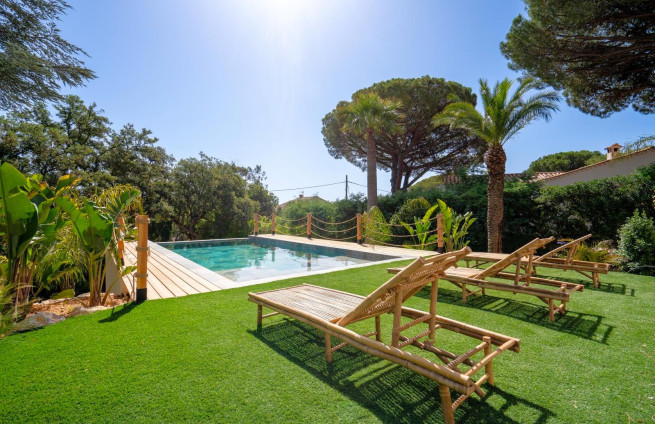 espaces-bains-soleil-transats-piscine