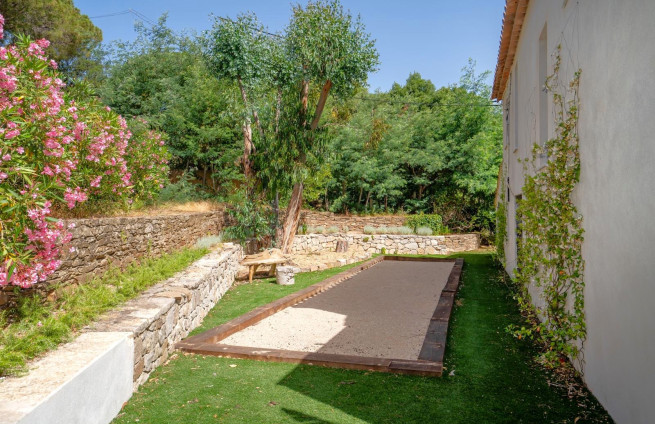 villa-grimaud-ideal-receptions-boulodrome-piscine