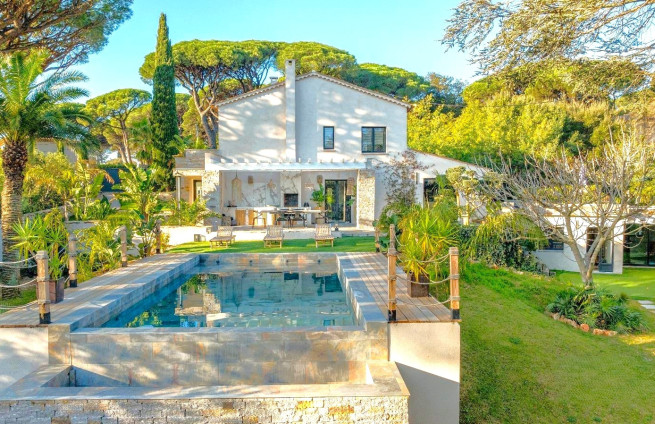 piscine-a-debordement-jardin-mediterranéen-grimaud