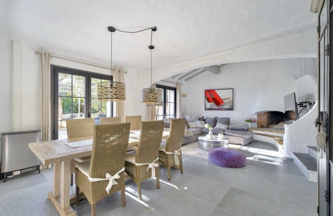 Salle-à-manger-lumineuse-villa-les-issambres