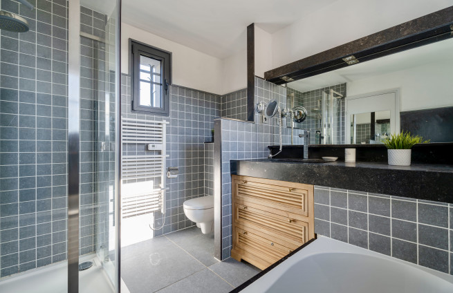 Salle-de-bains-luxe-baignoire-douche-haut-de-gamme