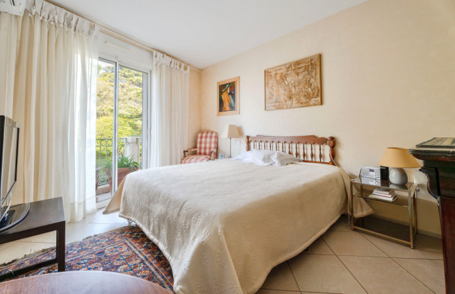 chambre-parentale-appartement-vue-mer-à-vendre-sainte-maxime