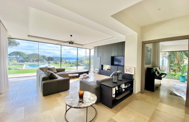 Living room with fireplace, bright, sea view, villa Beauvallon