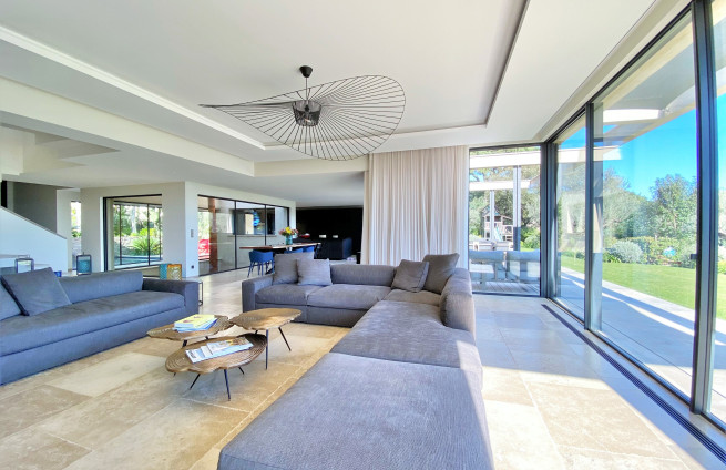 Moderne woonkamer met open haard, luxe villa, Beauvallon