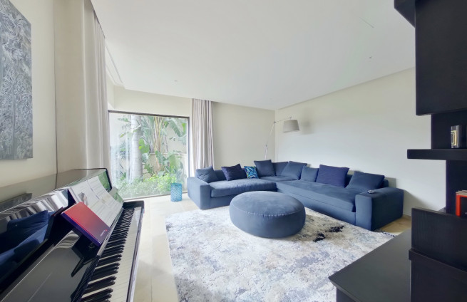 Gezellige tv-lounge met een warme sfeer in Villa Beauvallon.