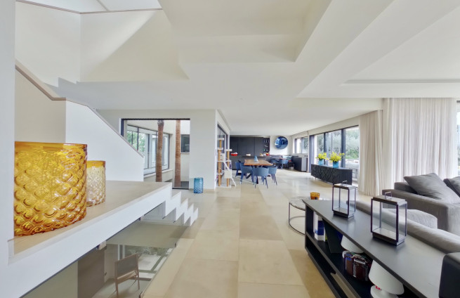 Grand-salon-contemporain-proche-plages-villa-grimaud