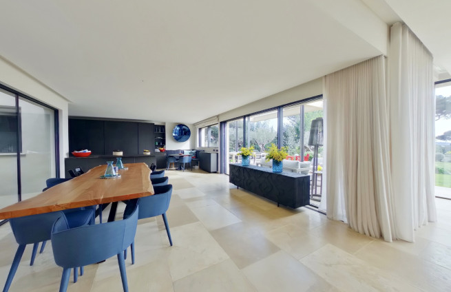 Pièce-à-vivre-ouverte-cuisine-villa-prestige-grimaud