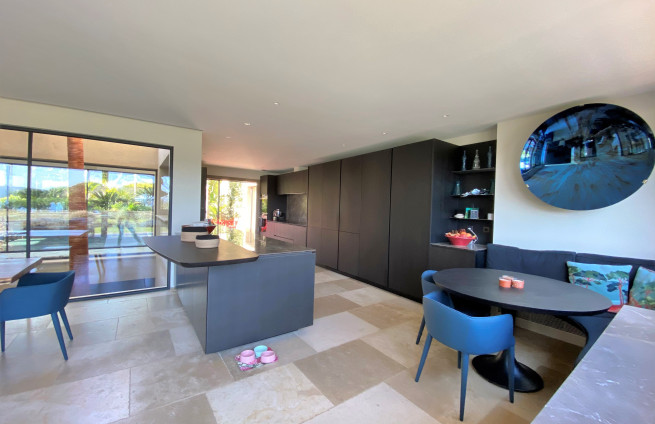 cuisine-équipée-idéal-réceptions-villa-grimaud