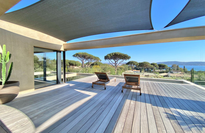 Terrasse-sur-le-toit-villa-contemporaine-beauvallon