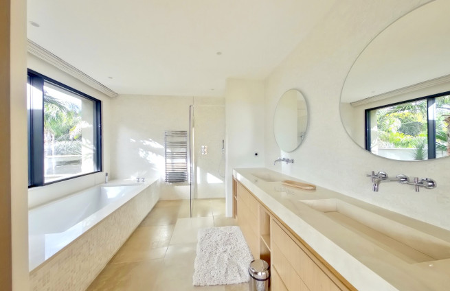 Double sink, natural stone design, Villa Grimaud