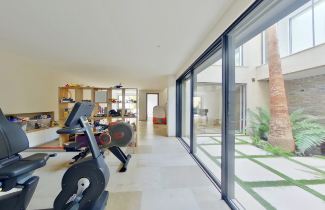 salle-de-sport-espace-détente-luxe-villa-beauvallon