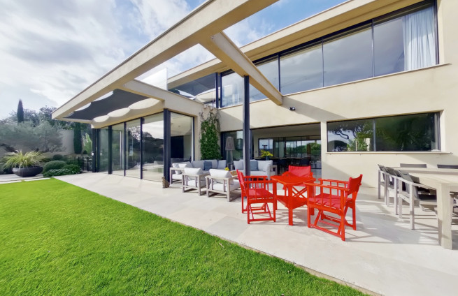 vue-terrasses-villa-contemporaine-immobilier-luxe-beauvallon