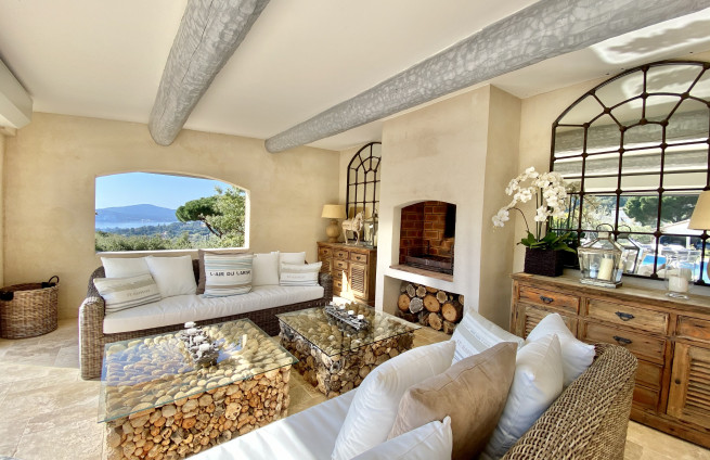 covered terrace for meals with sea view - villa beauvallon