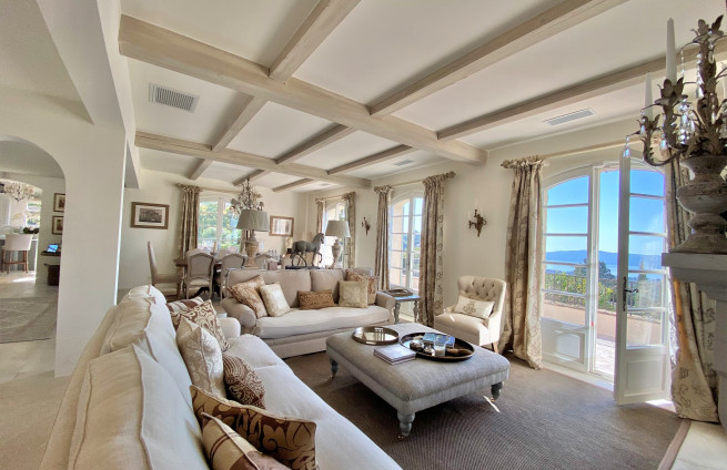 salon-cheminée-vue-mer-villa-grimaud