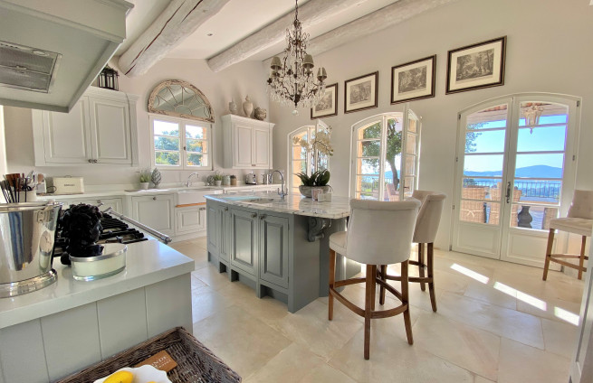 fully equipped kitchen with central island - Beauvallon-Bartole