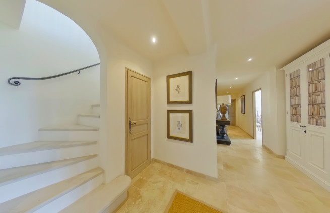 corridor-accès-chambres-amis-villa-grimaud