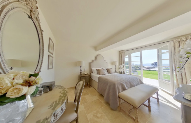 king-size bed-sea view-beauvallon-bartole