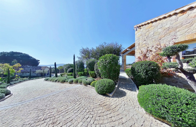 accès-villa-allée-arborée-grimaud-côte-azur