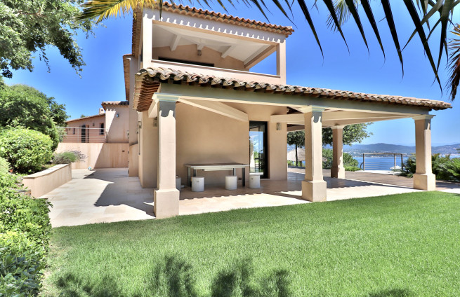 terrasse-couverte-repas-exterieur-villa-luxe-gassin